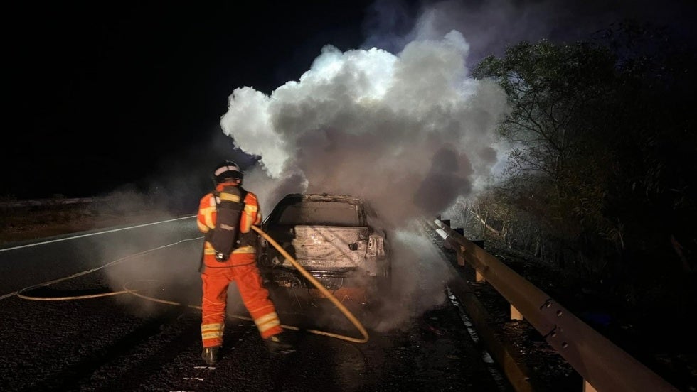 Extinguen un aparatoso incendio de un vehículo esta madrugada en la A-49