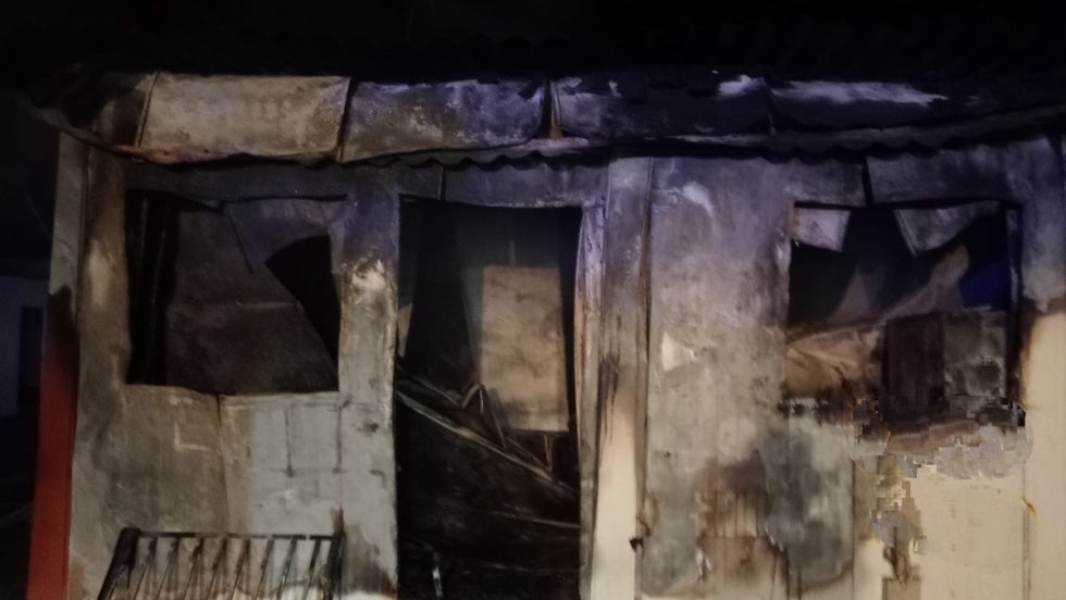 Bomberos extinguen un incendio en tres viviendas prefabricadas de Almonte