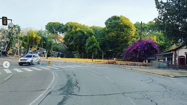 Un conductor, positivo en alcoholemia, se sale de la vía en Federico Molina y se lleva por delante las luces de Navidad