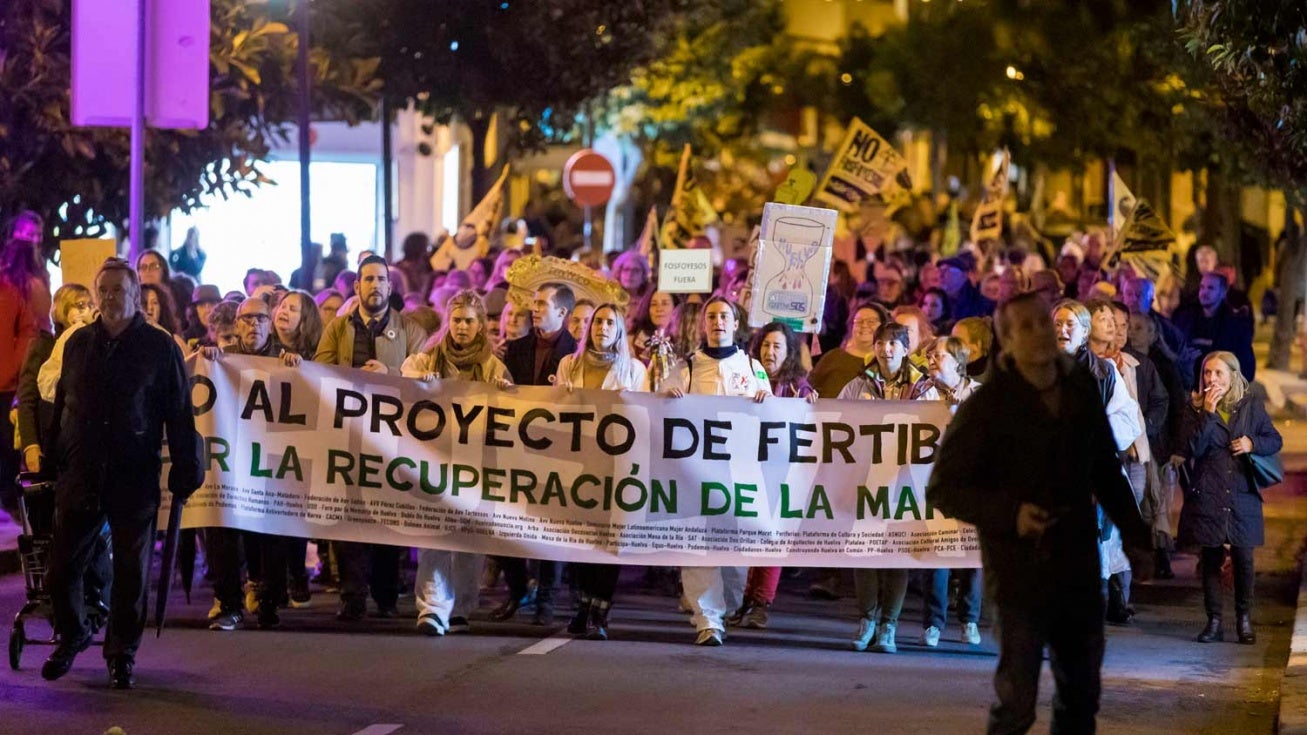 Un millar de onubenses vuelve a echarse a la calle para exigir una marisma sin fosfoyesos