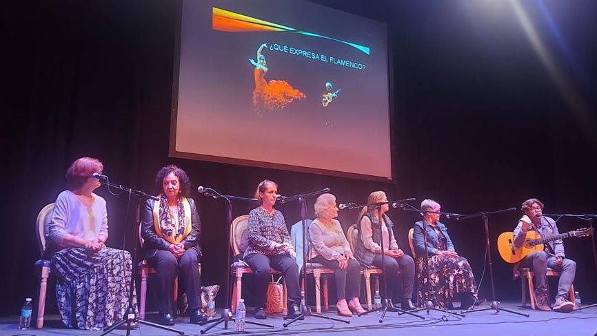 La Peña Femenina celebra el Día del Flamenco con alumnos y profesores del IES Juan Antonio Pérez Mercader