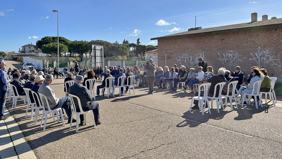 El Portil reivindica con una 'sentada' su Centro de Día de Mayores