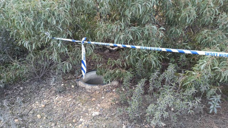 La denuncia de una vecina permite localizar y tapar un peligroso pozo en una zona arbolada de Corrales