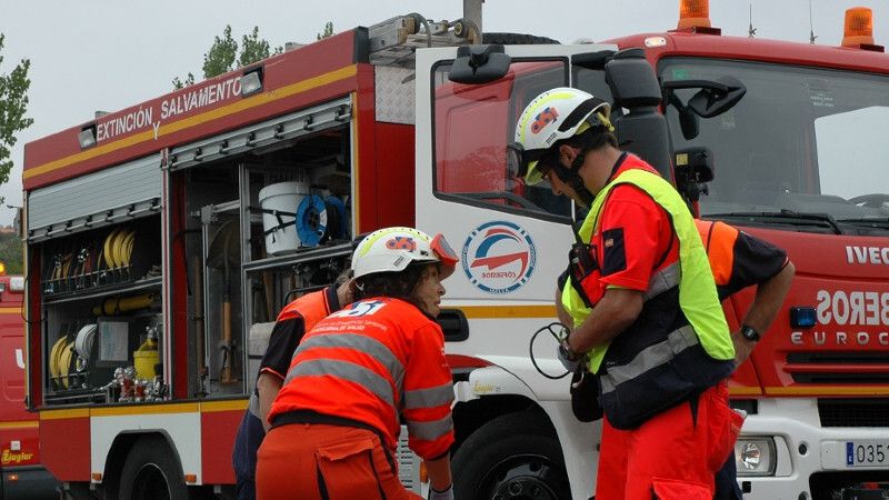 Evacúan a Sevilla a un padre y un hijo heridos en un incendio en Moguer