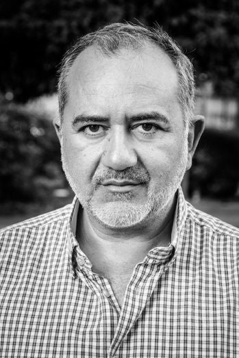 La pionera experiencia de encadenarse dentro de un libro