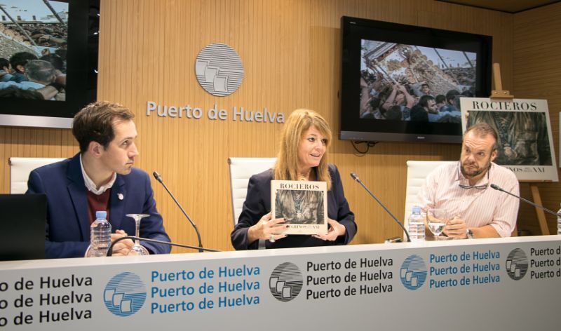 Luis de Vega recopila en un libro diez años de fotografías sobre la romería de Rocío