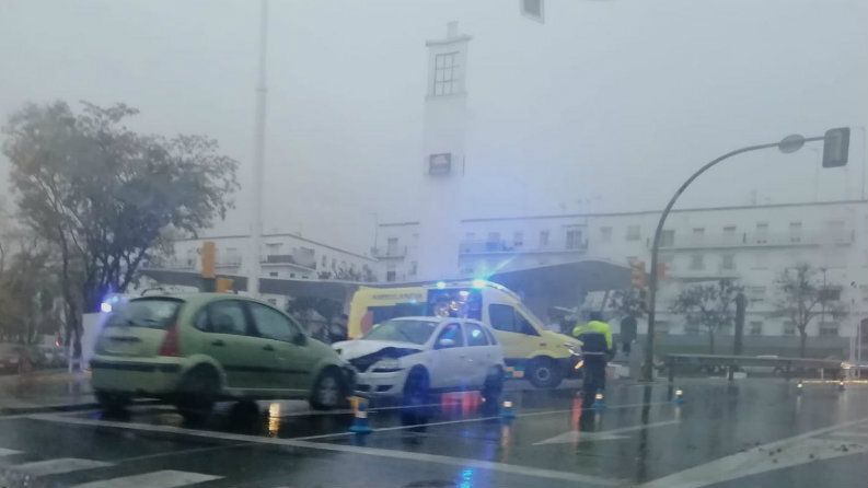 Un aparatoso accidente sin heridos provoca varios minutos de atascos enfrente de la gasolinera del Hipercor