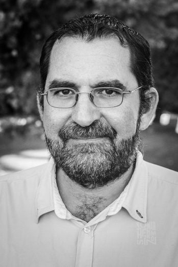 La pionera experiencia de encadenarse dentro de un libro