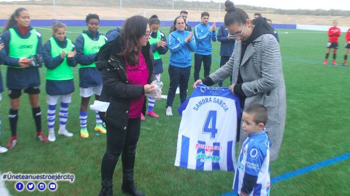 Sandra García recibe el cariño de la familia del Sporting en su despedida