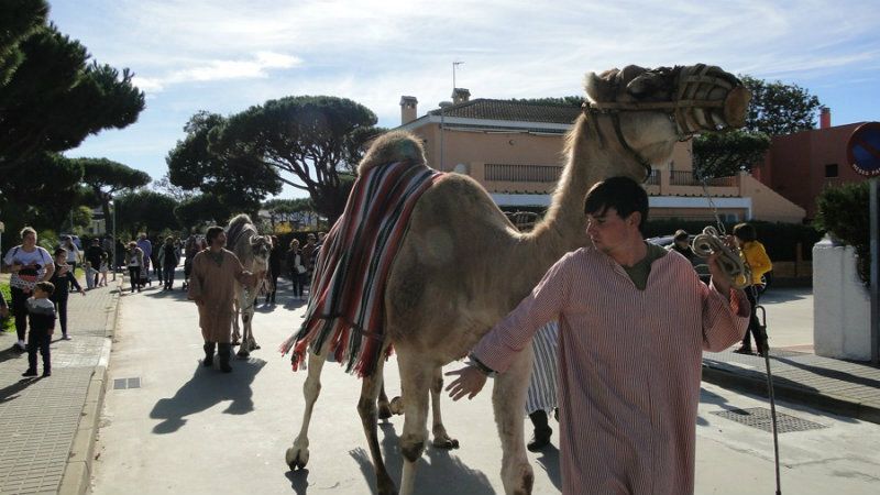 Un gran desfile de personajes y figurantes inaugura el Belén Viviente de Mazagón