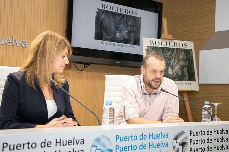 Luis de Vega recopila en un libro diez años de fotografías sobre la romería de Rocío