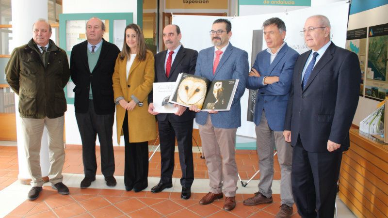 El libro 'Marismas del Odiel. Reserva de luz y alma' muestra 272 fotos del paraje