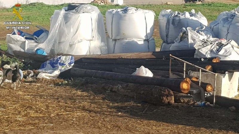 Recuperan, en una finca de Beas, 26 postes de telefonía que habían sido sustraídos