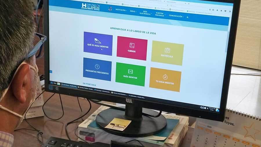 Más de 50 onubenses se han formado en 2020 con el programa telemático de formación 'Aula Mentor' de la Diputación