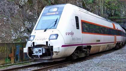 Una nueva avería de una locomotora provoca el trasbordo de un media distancia Huelva-Jabugo