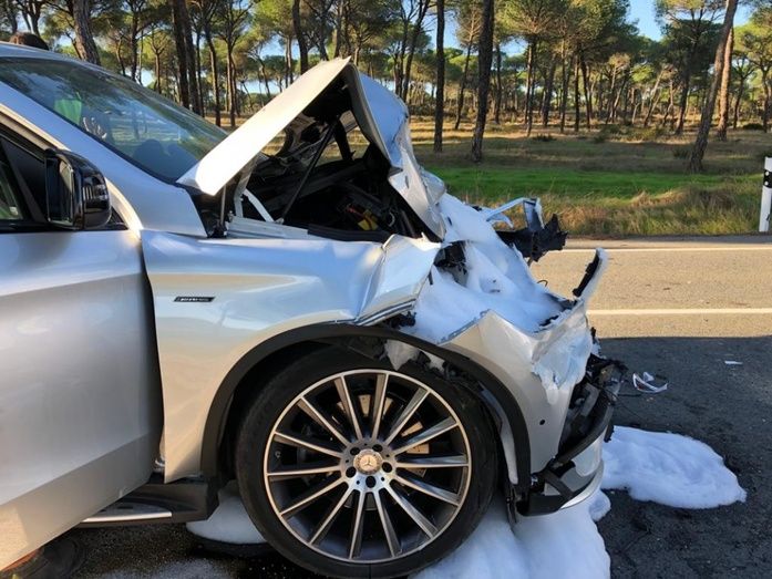 Heridas dos personas tras un fuerte choque por alcance entre un turismo y un camión frigorífico
