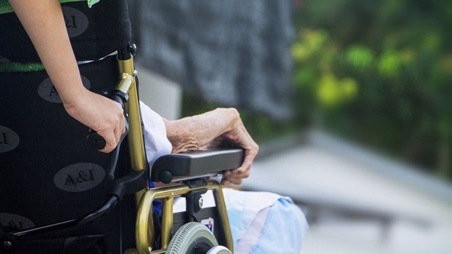 La Junta fija unos requisitos para permitir salidas de mayores de residencias para pasar la Navidad en familia