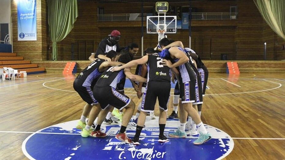 El Huelva Enrique Benítez pasa el rodillo por Jerez (56-98)
