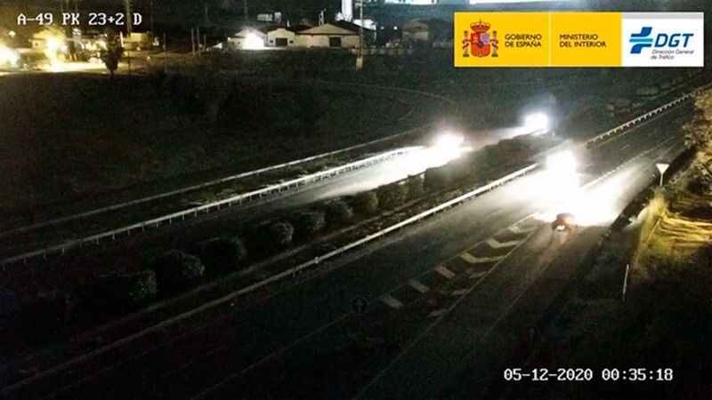 Interceptados en la A-49 dos conductores que circulaban borrachos y en sentido contrario