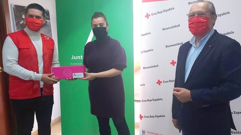 El IAJ entrega a Cruz Roja Huelva 2.500 preservativos para prevenir contagios de VIH
