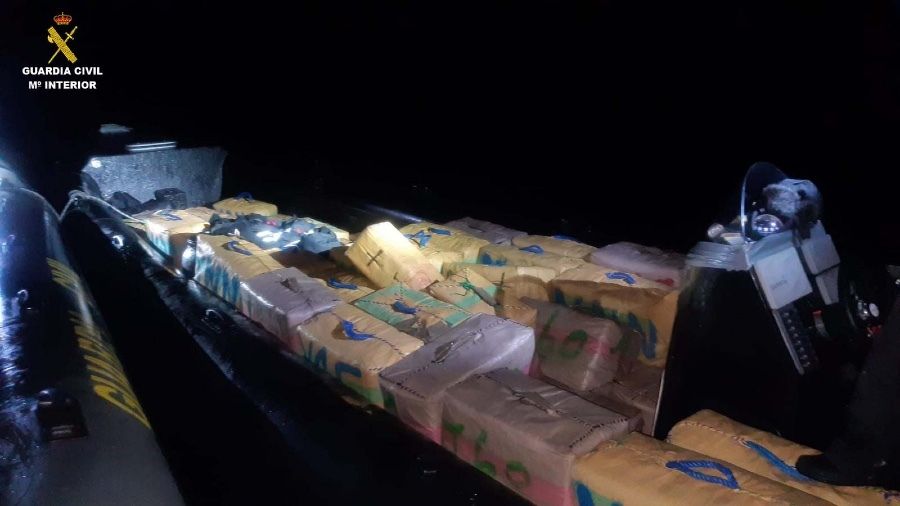 Cuatro detenidos y más de tres toneladas de hachís intervenidas frente a la costa de Ayamonte