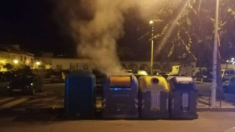 Arden varios contenedores en Punta Umbría por los restos de chimenea aún calientes tirados por la gente