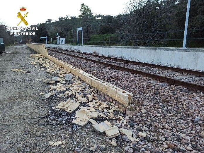 Investigan a dos personas por hurtar 13 metros de un muro de protección de la vía férrea para construir una parcela