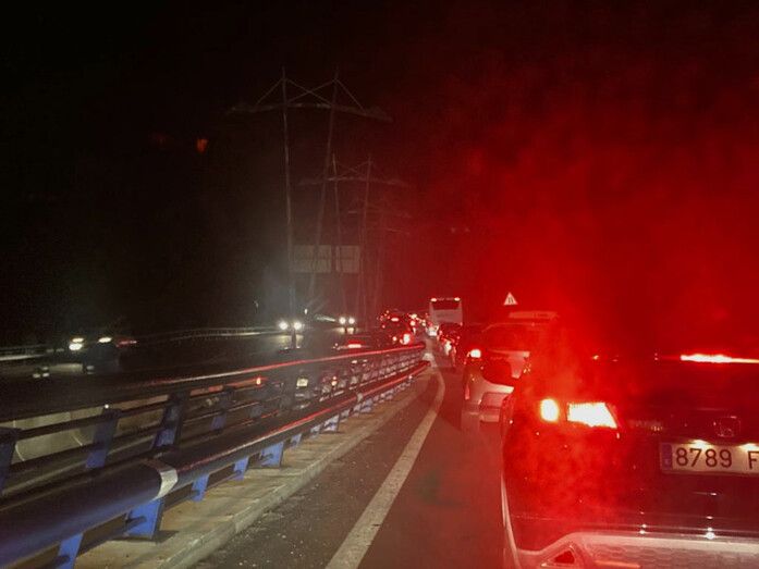 Un vehículo averiado provoca largas retenciones en el Puente del Odiel
