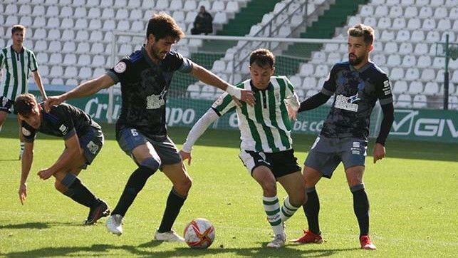 El Recre distancia en solo tres puntos al Utrera pero con un partido menos