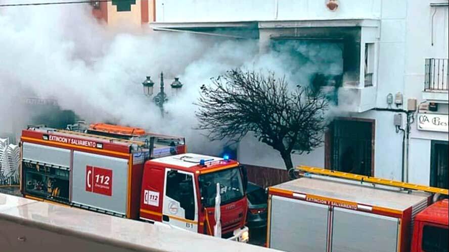 Extinguido un aparatoso incendio en una vivienda de Isla Cristina con tres afectados por inhalación de humo
