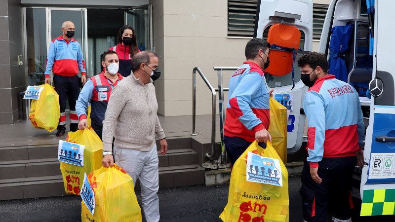 El Consorcio de Transporte Sanitario dona casi 200 juguetes para los niños onubenses
