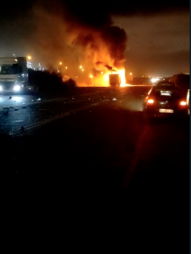Una colisión en Palos acaba con un camión ardiendo y un coche bajo él