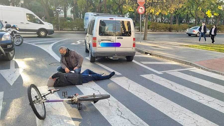 Hospitalizado un ciclista tras sufrir un accidente con otro vehículo en la avenida de Andalucía