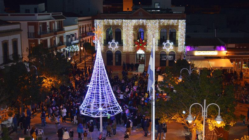 San Juan del Puerto da la bienvenida a la Navidad a ritmo de batucada