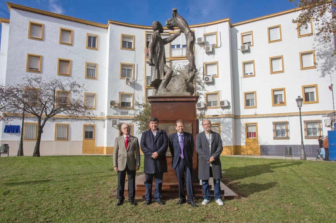 La Plaza Fray Genaro Prieto luce ya el monumento homenaje al escultor León Ortega