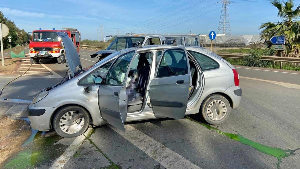 Dos hospitalizados tras sufrir un accidente en un cruce entre Palos y Mazagón