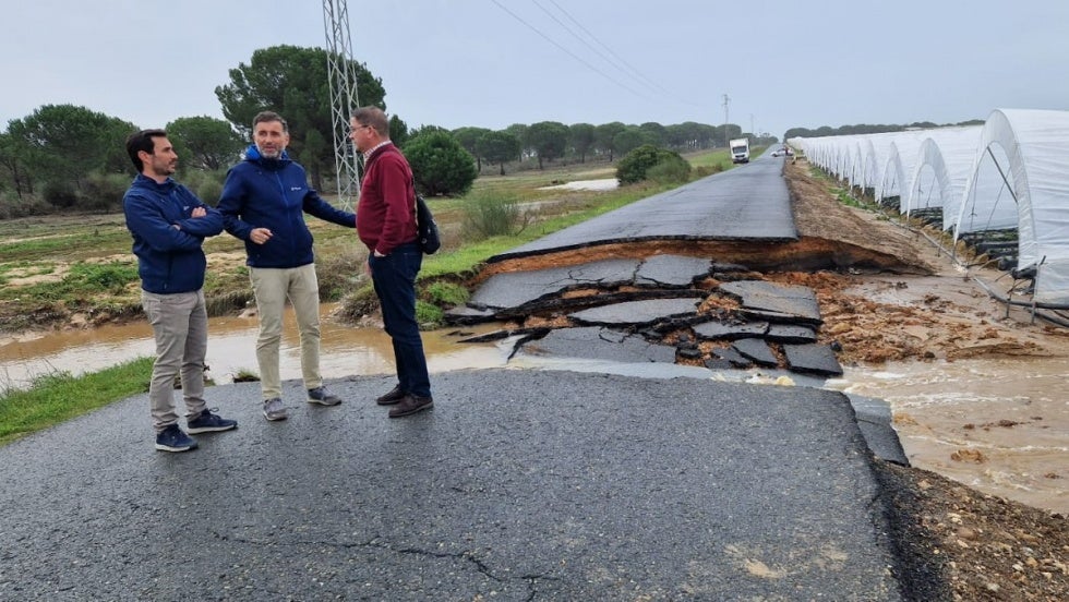 Las lluvias hunden un tramo de la carretera que une Moguer con Mazagón
