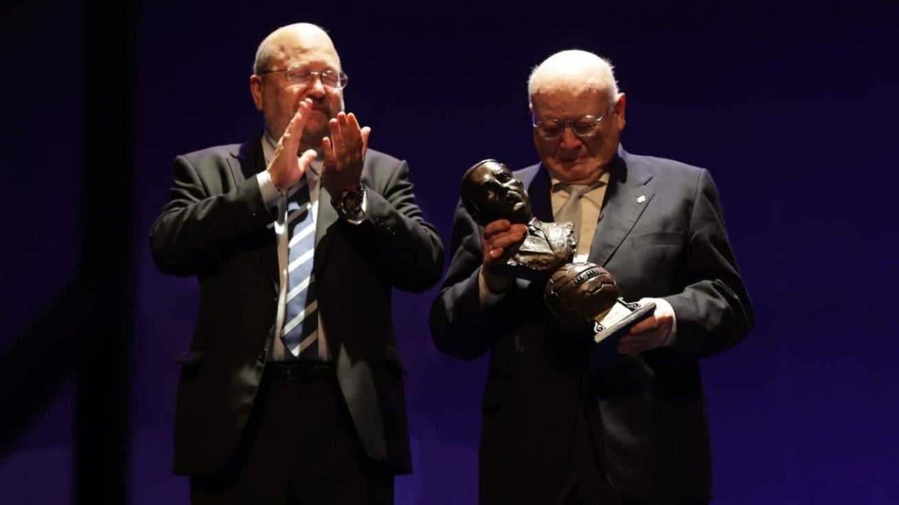 Diego de la Villa recibe un justo homenaje por su contribución histórica al crecimiento del Decano