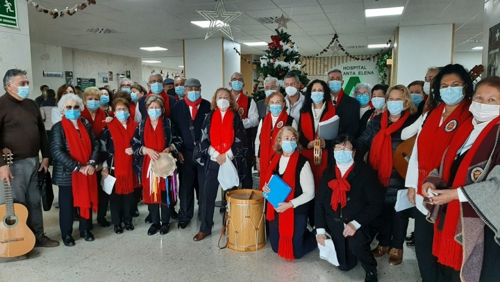 Dulces de Navidad, gambas de Huelva y jamón ibérico para los pacientes ingresados en el Hospital Infanta Elena