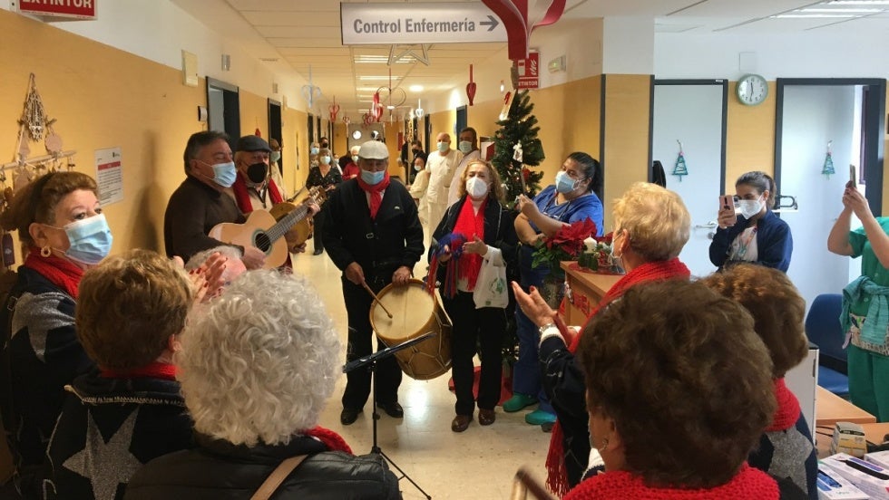 Dulces de Navidad, gambas de Huelva y jamón ibérico para los pacientes ingresados en el Hospital Infanta Elena