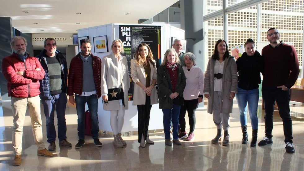 El alumnado de la Escuela de Fotografía de la UHU expone 'Simplifica'