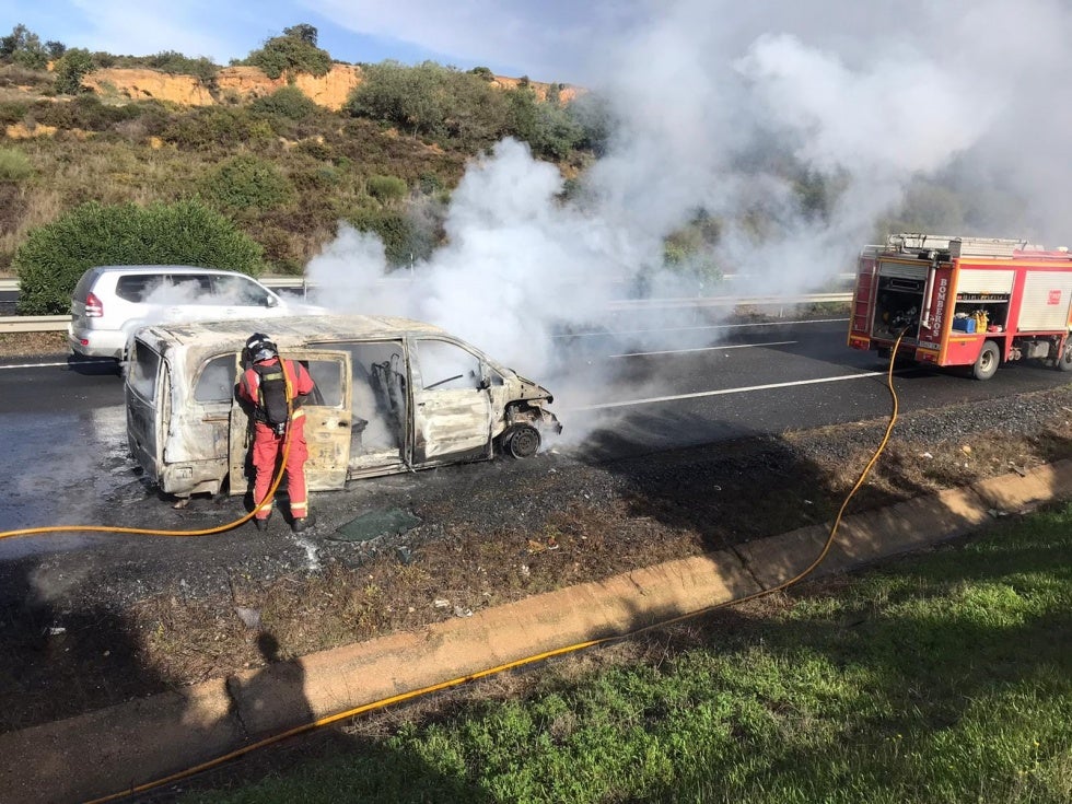 Sale ardiendo un vehículo en mitad de la A-49