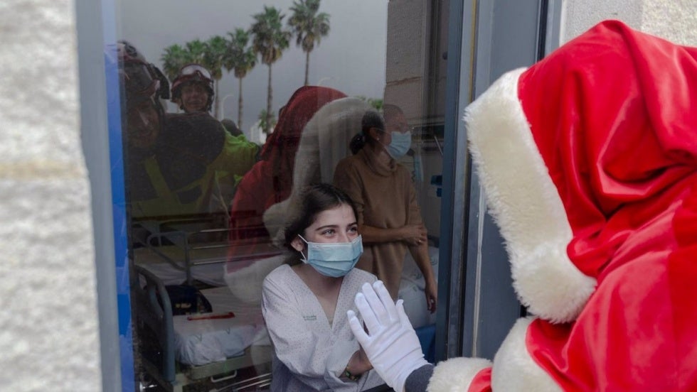 Papá Noel visita a los niños ingresados en el Hospital Juan Ramón Jiménez