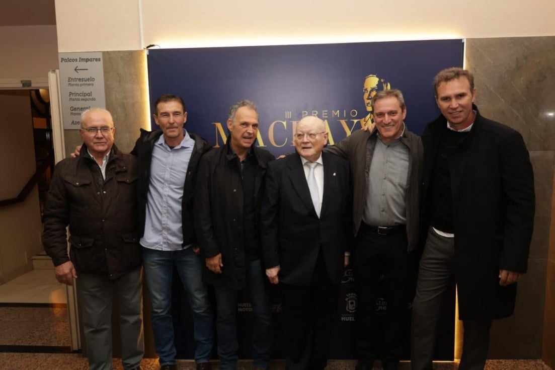 Diego de la Villa recibe un justo homenaje por su contribución histórica al crecimiento del Decano