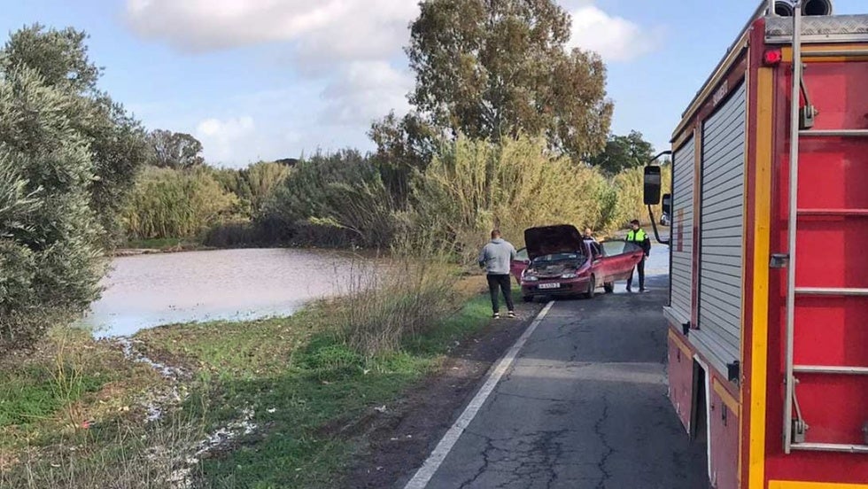 Salvan a una persona que trató de cruzar un arroyo desbordado en Gibraleón
