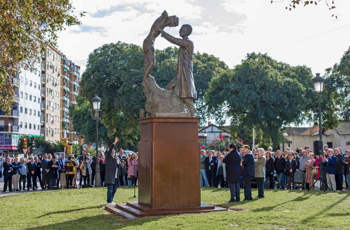 La Plaza Fray Genaro Prieto luce ya el monumento homenaje al escultor León Ortega