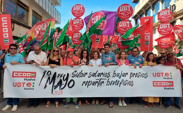 Imagen principal - Como viene ocurriendo en las últimas convocatorias, UGT y CCOO marcharon en solitario en la capital. La CGT optó por una fiesta en el parque de Zafra y el Sindicato Unitario reunió a unas 80 personas