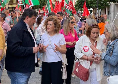 Imagen secundaria 1 - Como viene ocurriendo en las últimas convocatorias, UGT y CCOO marcharon en solitario en la capital. La CGT optó por una fiesta en el parque de Zafra y el Sindicato Unitario reunió a unas 80 personas