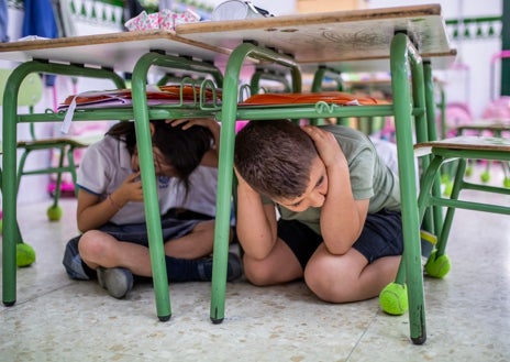 Imagen secundaria 1 - Varios momentos del simulacro de evacuación ante tsunami realizado en el Colegio SAFA Funcadia, el primero de los que se realizarán en los centros escolares de Huelva. 