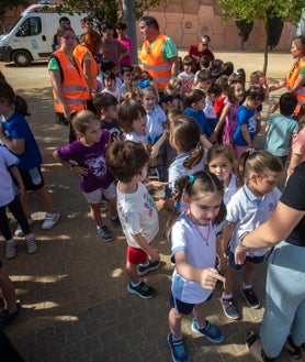 Imagen secundaria 2 - Varios momentos del simulacro de evacuación ante tsunami realizado en el Colegio SAFA Funcadia, el primero de los que se realizarán en los centros escolares de Huelva. 